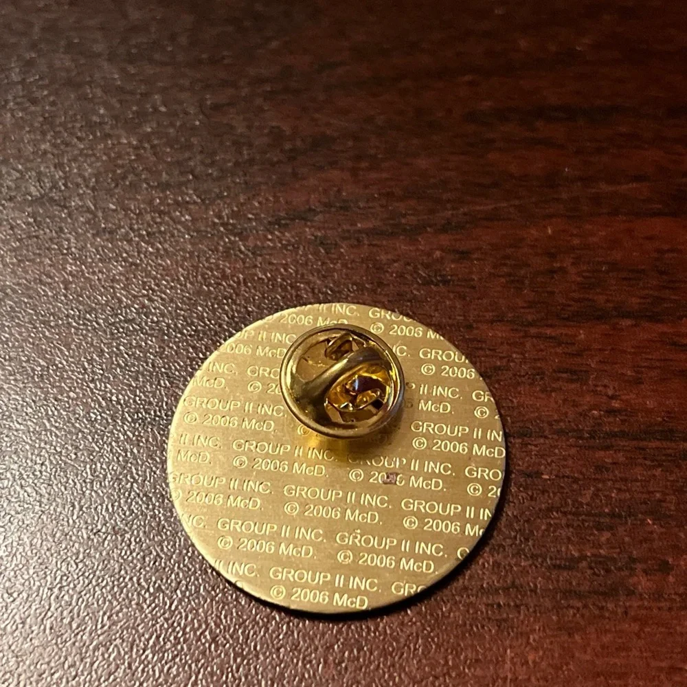McDonald’s Christmas Lights “I’m Lovin’ It” Employee Lapel Hat Pin‎